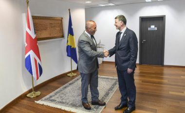Pas anulimit të vizitës së djeshme, zyrtari i lartë britanik arrin sot në Kosovë