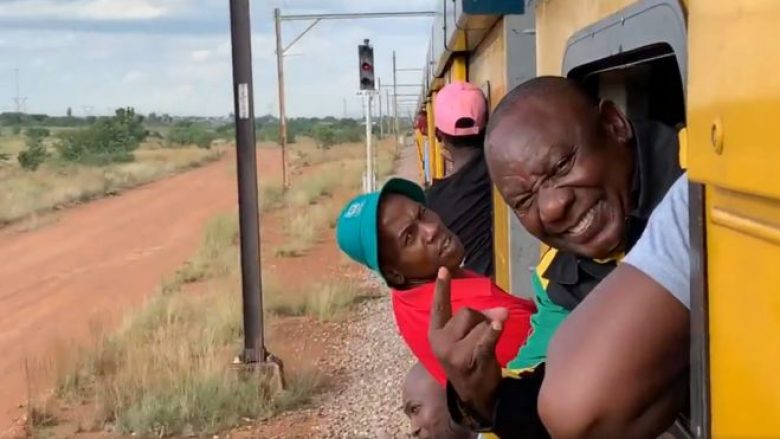 Shkoi për të bërë fushatë, presidentit të Afrikës së Jugut iu prish plani – mbeti i mbërthyer për katër orë në tren (Video)