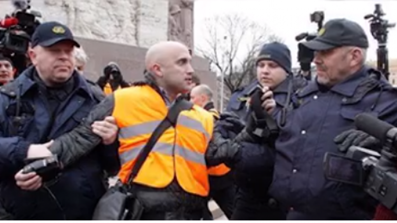 Gazetari pro rus që shkaktoi probleme në Ukrainë vizitoi Kosovën (Video)