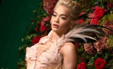 Rita Ora shfaq anën e bukur në fillim të turneut në Tokio