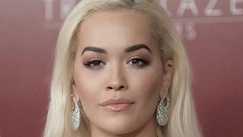 Rita Ora shkëlqen në paraqitjen e fundit në tapet të kuq