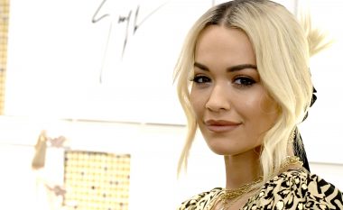 Rita Ora me poza artistike nga plazhet e Tokios, vë në pah tatuazhet përgjatë trupit