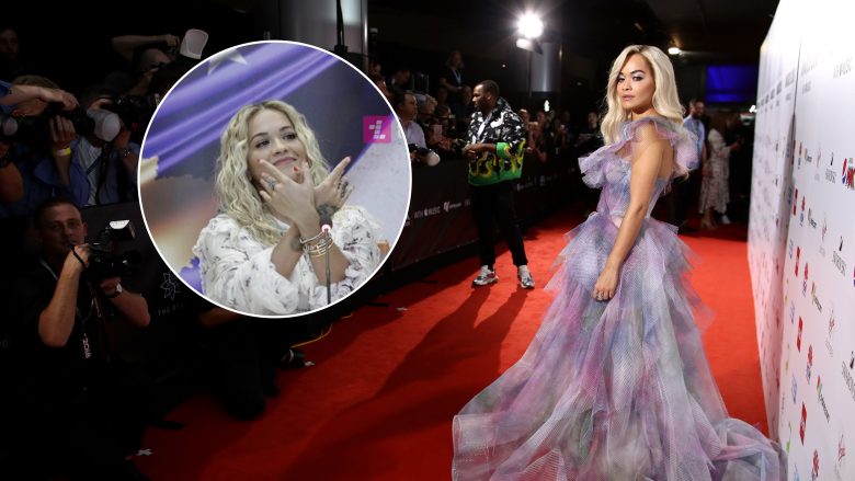 Rita Ora në Australi, flet shqip në radio dhe u mëson disa fjalë në gjuhën amtare moderatorëve të emisionit (Video)