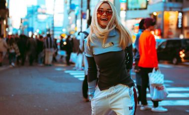 Rita Ora duket atraktive në Dubai me bluzën pa reçipeta