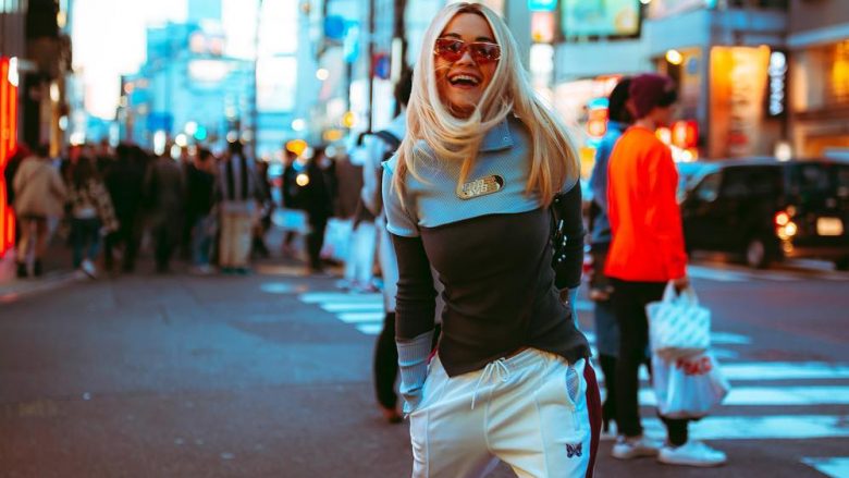 Rita Ora duket atraktive në Dubai me bluzën pa reçipeta