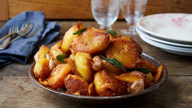 Patate të mrekullueshme sipas recetës së Jamie Oliverit: Truk për pjekje që do ta përdorni vazhdimisht! (Video)