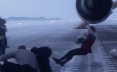 ‘Largohuni menjëherë. Aeroplani do të shpërthejë’: Frikë nga zjarri, aeroplani detyrohet të bëjë një ulje emergjente (Foto/Video)