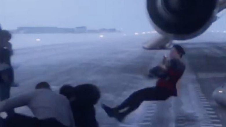 ‘Largohuni menjëherë. Aeroplani do të shpërthejë’: Frikë nga zjarri, aeroplani detyrohet të bëjë një ulje emergjente (Foto/Video)
