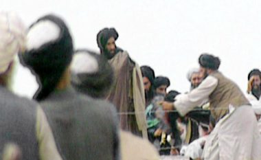 Udhëheqësi i talebanëve jetonte pranë një baze ushtarake amerikane, pohon një libër i ri (Foto)