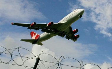 “Kollitje masive” në aeroplan, pasagjerët futen në karantinë