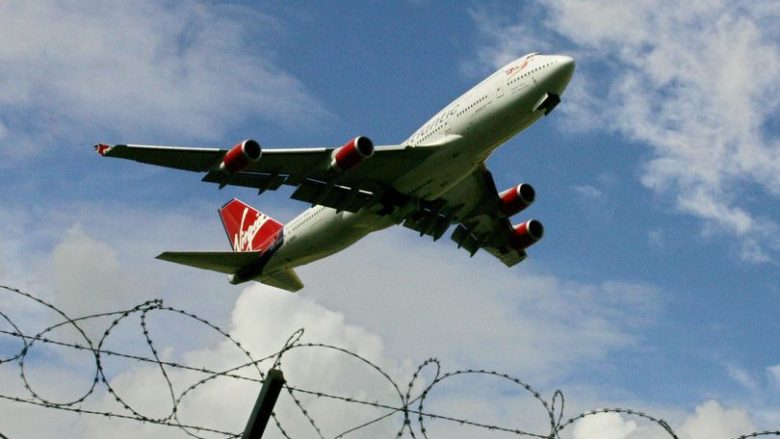 “Kollitje masive” në aeroplan, pasagjerët futen në karantinë