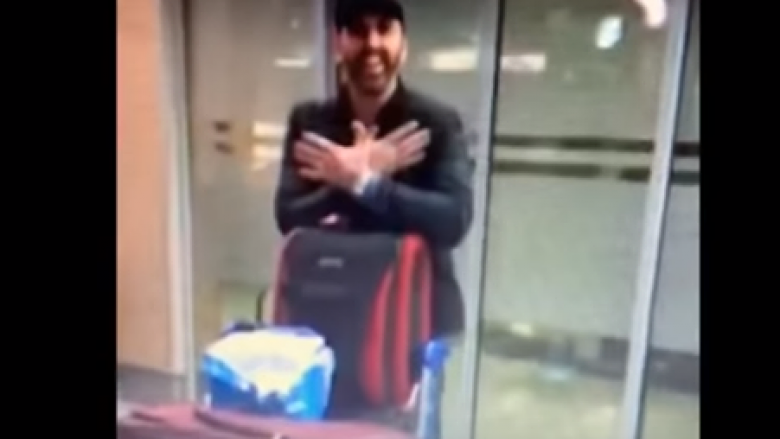 Zyrtari i Aeroportit të Podgoricës reagon me nervozizëm, e pengoi simboli i shqiponjës që bëri shqiptari (Video)