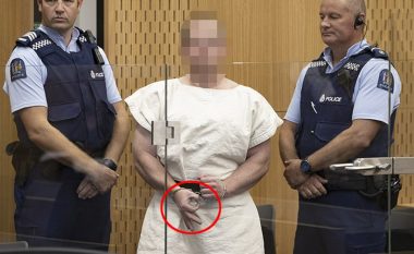 Simboli që e bëri në gjykatë terroristi që vrau 50 persona, cila është domethënia? (Foto)