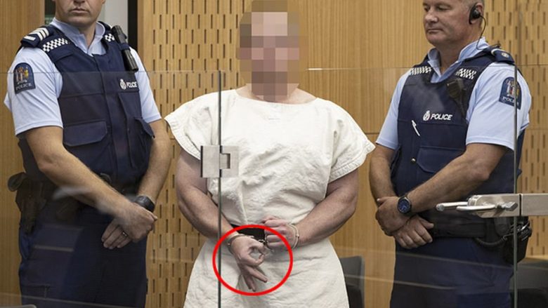 Simboli që e bëri në gjykatë terroristi që vrau 50 persona, cila është domethënia? (Foto)