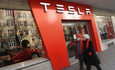 Tesla për tre muaj humb mbi 400 milionë euro