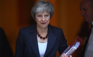 Theresa May para largimit nga posti i kryeminsitres rrit pagat e një milion zyrtarëve shtetëror