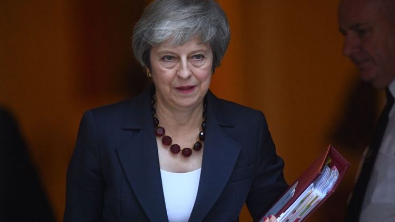 Theresa May para largimit nga posti i kryeminsitres rrit pagat e një milion zyrtarëve shtetëror