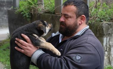 Kishte ngrënë sallam, qeni nuk po merrte frymë – pamjet kur turku e shpëton duke i bërë masazh të zemrës dhe frymëmarrje artificiale (Video)