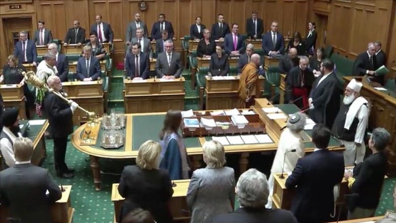 “As-Salaamu-Alaikum”: Parlamenti i Zelandës së Re e hap seancën me lexim të Kuranit (Video)