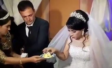 E bëri nervoz duke e vënë në lojë me tortën e dasmës, dhëndri godet nusen – gati e rrëzoi për tokë (Video)