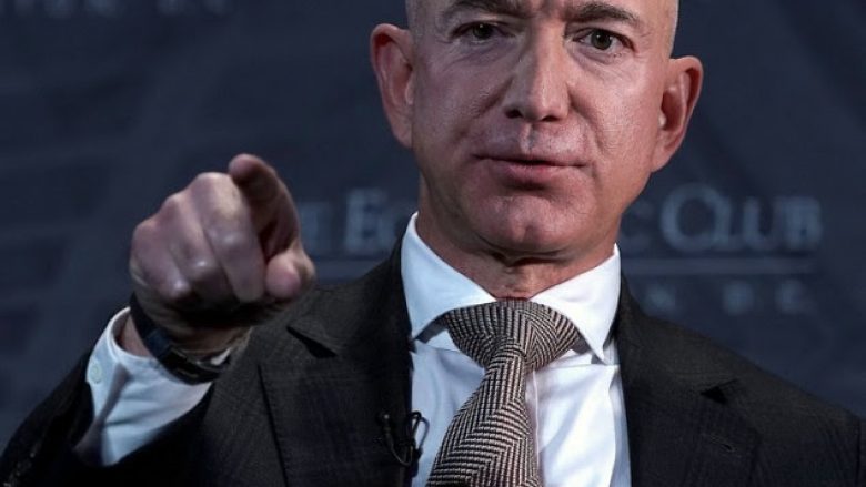 Bezos vazhdon të jetë njeriu më i pasur në botë