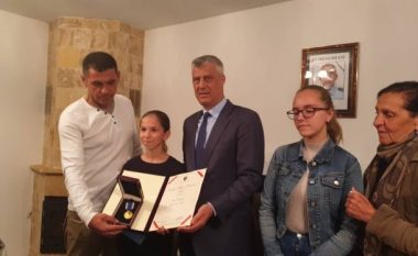 Thaçi ia dorëzon vajzës së policit të vrarë Izet Demaj, urdhrin “Hero i Kosovës”