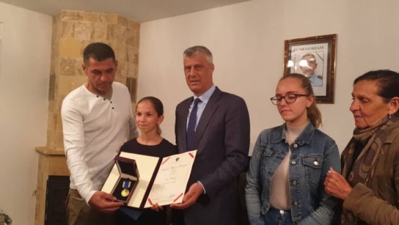 Thaçi ia dorëzon vajzës së policit të vrarë Izet Demaj, urdhrin “Hero i Kosovës”