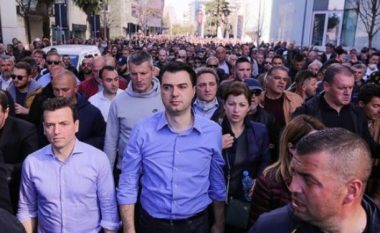 Kuvendi i Shqipërisë mban seancë, opozita në protestë