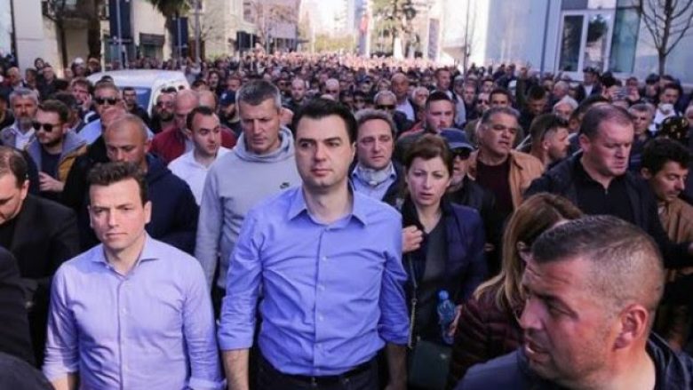 Kuvendi i Shqipërisë mban seancë, opozita në protestë