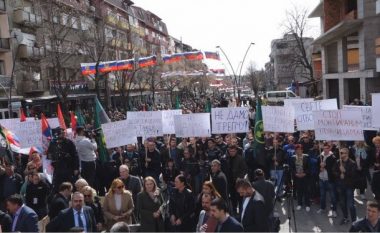 Serbët në veri protestojnë kundër taksës, fletarresteve dhe ‘aneksimit’ të veriut