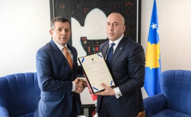 Haradinaj i dorëzon Remit medaljen ‘Gjergj Kastrioti-Skënderbeu’