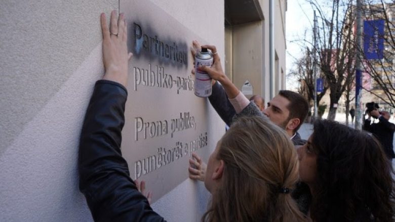 Vetëvendosje: Partitë në pushtet me punësimet e familjarëve po gllabërojnë sektorin publik