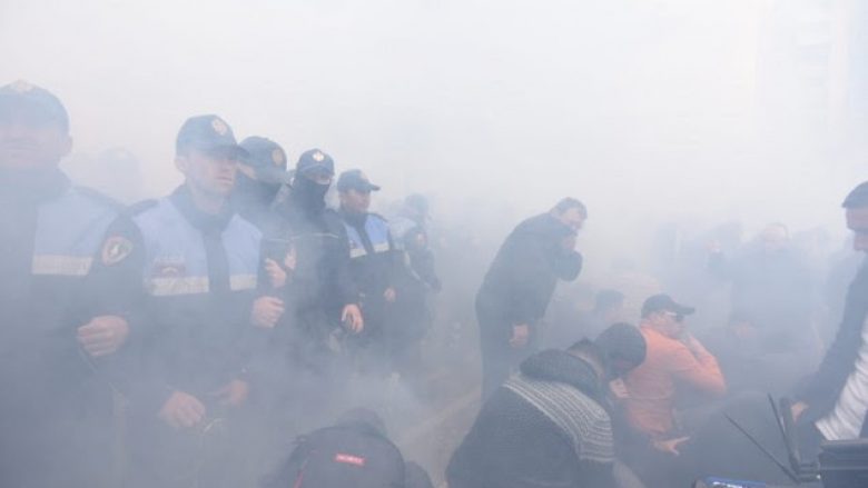 Protesta në Tiranë, policia arreston 7 persona