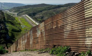 Trump kërkon 8.6 miliardë dollarë për murin kufitar
