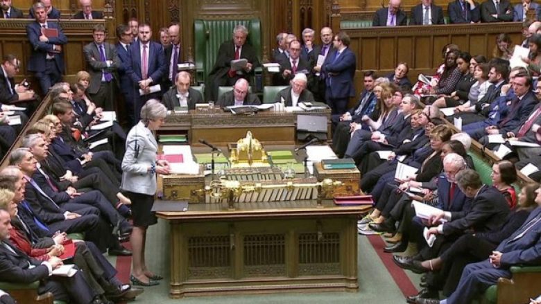 Parlamenti britanik merr kontrollin e Brexit