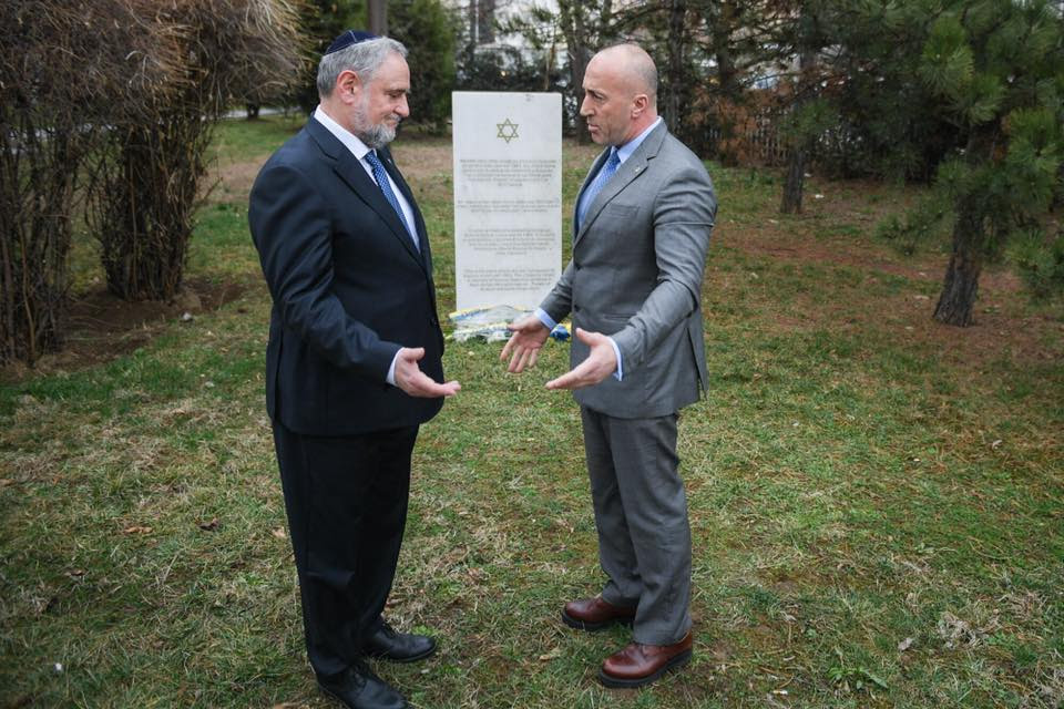 Haradinaj dhe Singer bënë homazhe te pllaka përkujtimore e hebrenjve