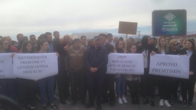 Protestohet për të tretën herë për asfaltimin e një rruge në katër fshatra të Ferizajt