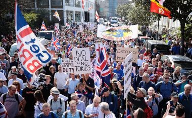 Protesta kundër kryeministres May në Londër, Corbyn i kërkon dorëheqjen