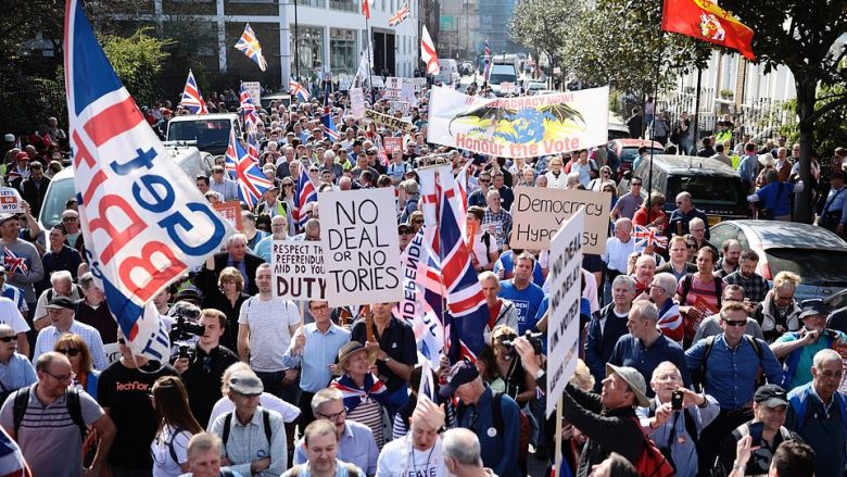 Protesta kundër kryeministres May në Londër, Corbyn i kërkon dorëheqjen