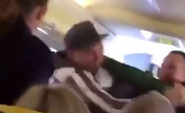 Përleshje ndërmjet dy pasagjerëve në aeroplan, nuk mungoi as “kafshimi i hundës” (Video)
