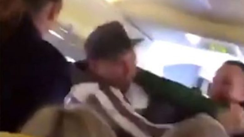 Përleshje ndërmjet dy pasagjerëve në aeroplan, nuk mungoi as “kafshimi i hundës” (Video)