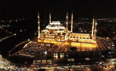 Thirret ezani i parë në xhaminë më të madhe të Turqisë (Video)