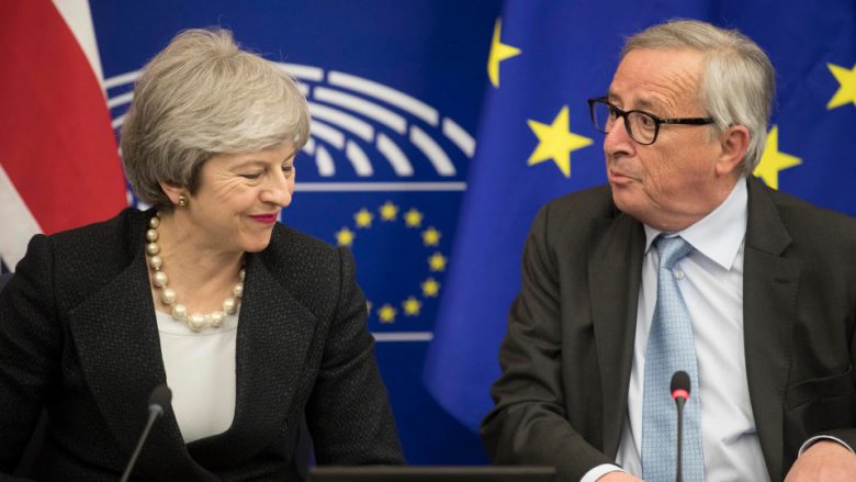 Juncker me “shaka pa shije”, thotë se “nuk ka fjetur shumë për shkak të zonjës May”