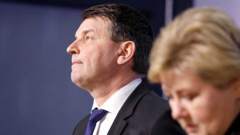 Ministri norvegjez jep dorëheqje për shkak të sjelljeve të gruas së tij