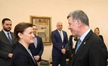 Moore gjatë takimit me Brnabiq kërkon gjetjen e një kompromisi me Kosovën