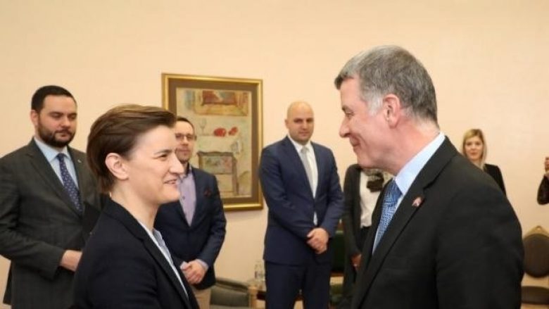 Moore gjatë takimit me Brnabiq kërkon gjetjen e një kompromisi me Kosovën