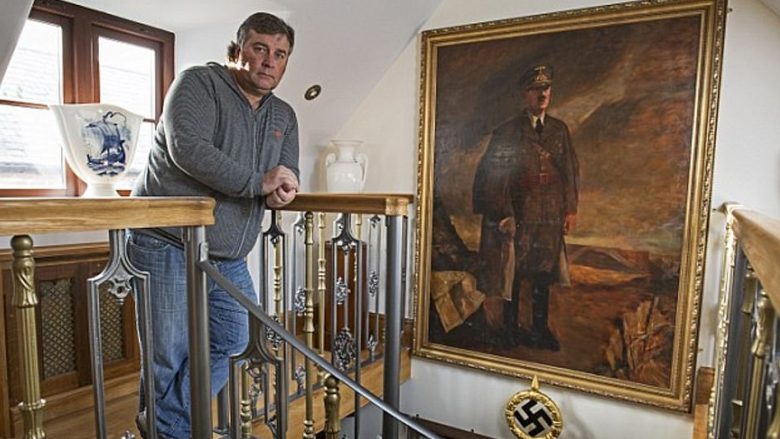 Fle në shtratin e Hitlerit dhe ka koleksionin më të madh të relikteve naziste, përfshirë 88 tanke – britaniku ka nxjerrë në shitje shtëpinë e tij (Foto)
