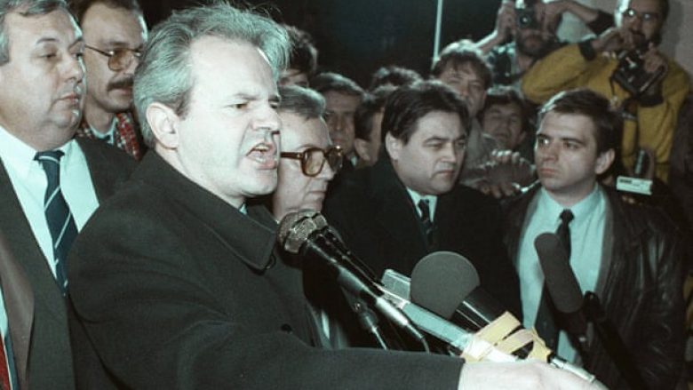 “The Guardian” me përmbledhje të ngjarjeve të vitit 1989: Si Millosheviqi i suprimoi Kosovës autonominë, 30 vjet më parë (Foto)