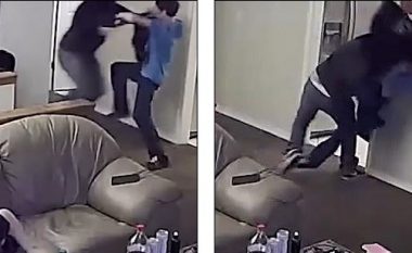 Futet me pushkë në dorë në një shtëpi private, pendohet keq – pronari e rrëzon në tokë dhe ia largon armën (Video)