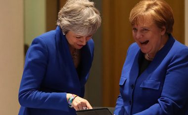 E kuptojnë se ishin fotografuar me xhaketa të ngjashme, Merkel dhe May filmohen duke qeshur me këtë veprim (Video)